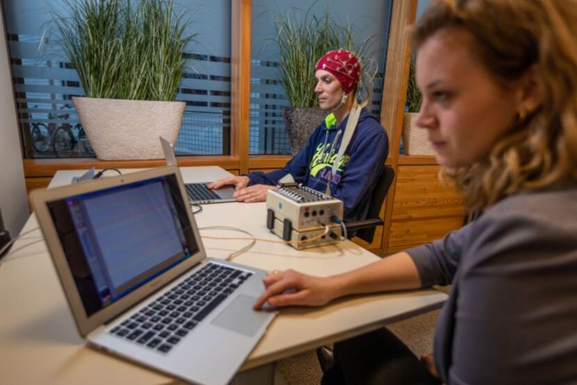 UItvoering CONTROL experiment waarbij bij een deelnemer hersengolven worden gemeten tijdens het doen van een computertaak